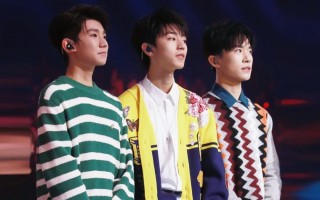 包含TFBOYS十周年演唱会未卖先火，前五排票价已被炒至六位数，代抢费最高达数万元，哪些信息值得关注？的词条