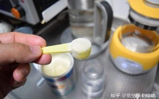 刚出生婴儿喝奶粉温度(新生宝宝喝奶粉温度是多少合适)