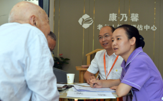 关于杭州一养老机构招募年轻人入住，每月陪伴老人十小时可免房租，这一模式是否值得推广？的信息