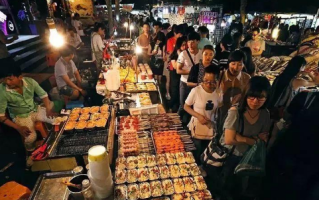 包含海底捞开始夜市摆摊，全国不止一家，均为自营，暂未开放加盟，如何看待这一举措？商业上如何解读？的词条