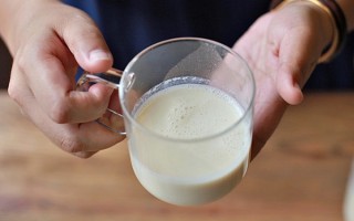 婴儿几个月可以吃豆浆(婴儿几个月可以吃豆浆稀饭)