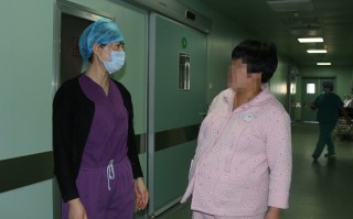 高龄产妇突发意外早产女宝(高龄产妇突发意外早产女宝能活多久)