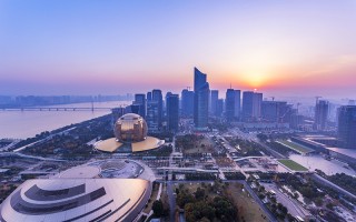 包含2023上半年仅北京、杭州卖地收入超千亿，更多城市不足百亿，如何解读这一数据？释放哪些信号？的词条