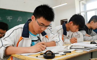 高中生有没有外面不补课也能学的很好的？(高中生有没有外面不补课也能学的很好的课程)
